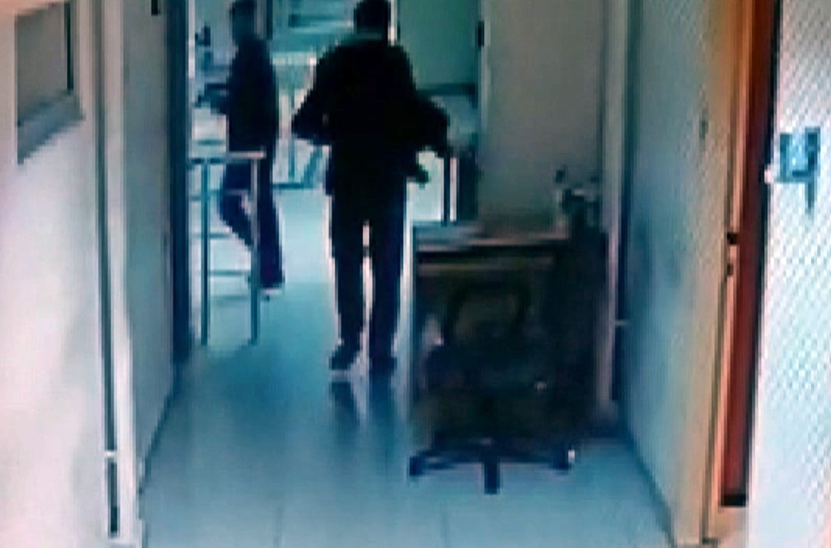 adliyede-polisin-cantasini-caldilar-4