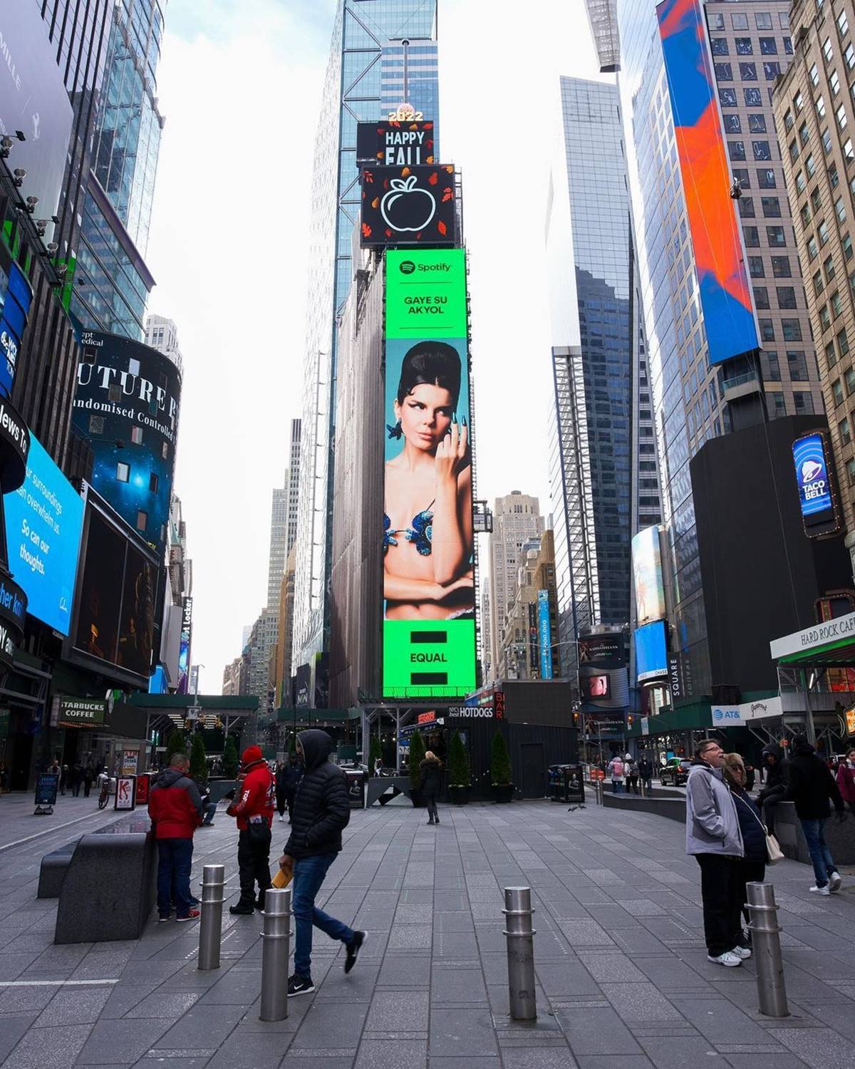 gaye-su-akyol-anadolu-ejderi-new-york-times-square