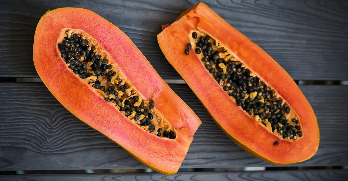 slicesoffreshcuttedpapaya