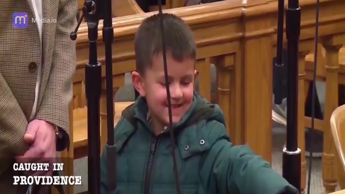 babasini-ele-veren-cocuk-2