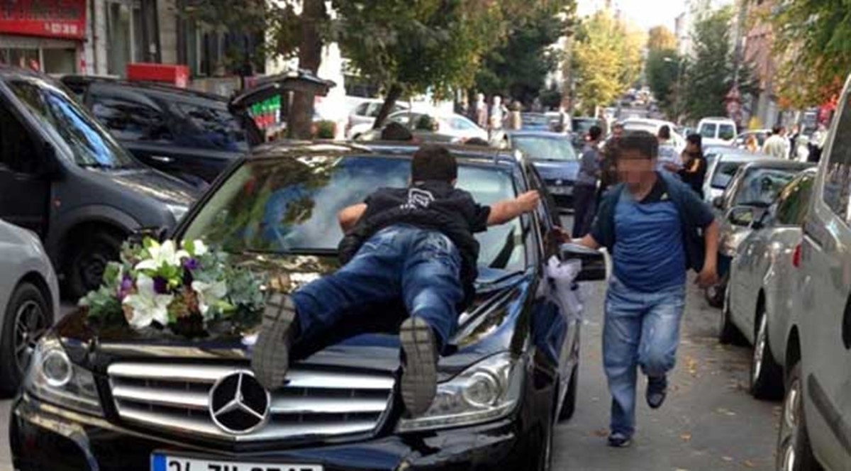 dugun-arabasindan-zorla-bahsis-isteyen-cocuklar