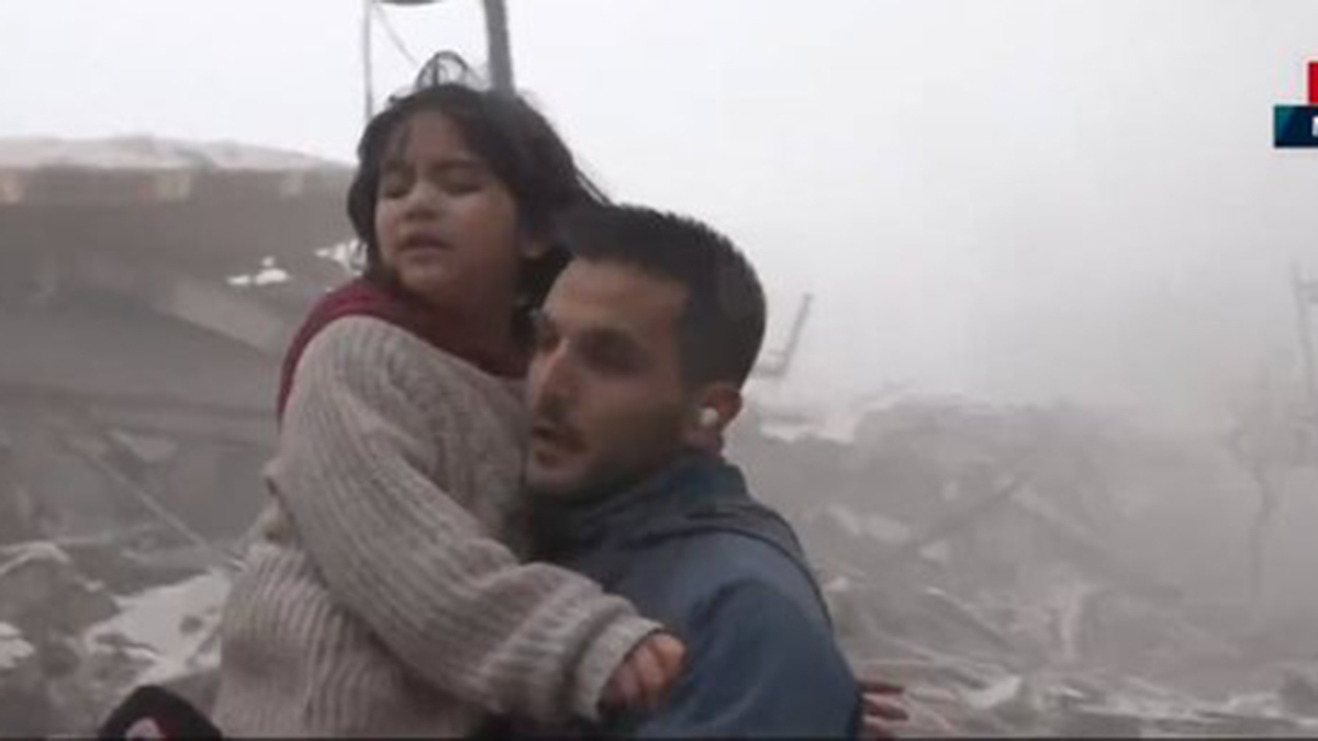 muhabir-depreme-yakalandi