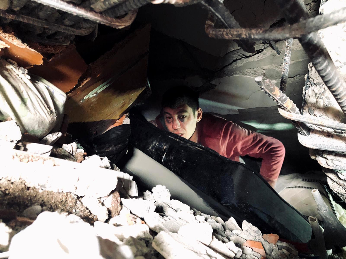 polis-memuru-ali-24-saat-sonra-enkazdan-yarali-kurtarildi-5241-dhaphoto1-copy