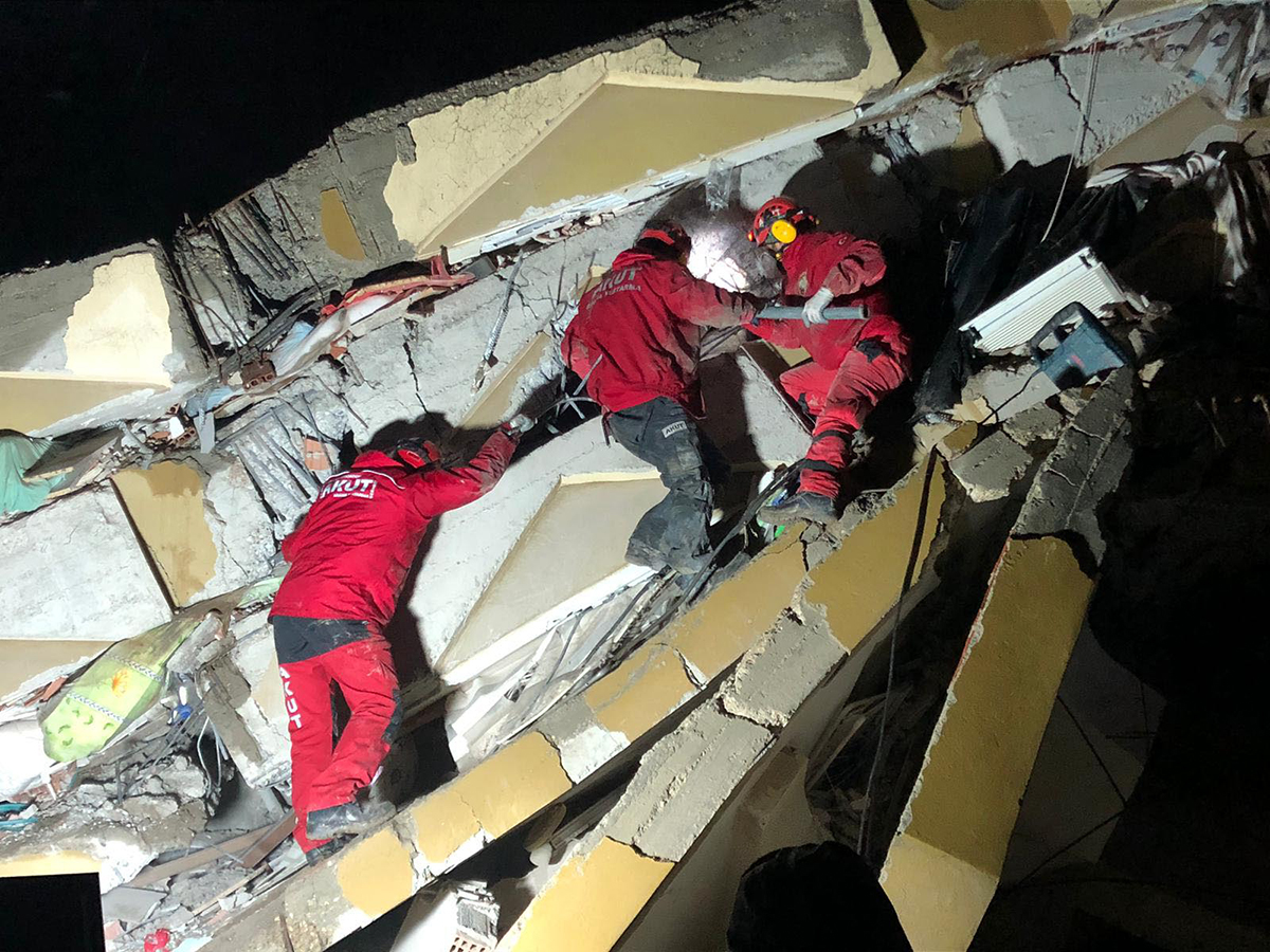 polis-memuru-ali-24-saat-sonra-enkazdan-yarali-kurtarildi-5241-dhaphoto3-copy