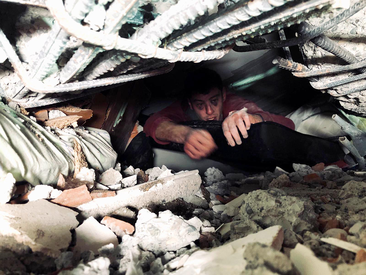 polis-memuru-ali-24-saat-sonra-enkazdan-yarali-kurtarildi-5241-dhaphoto7-copy