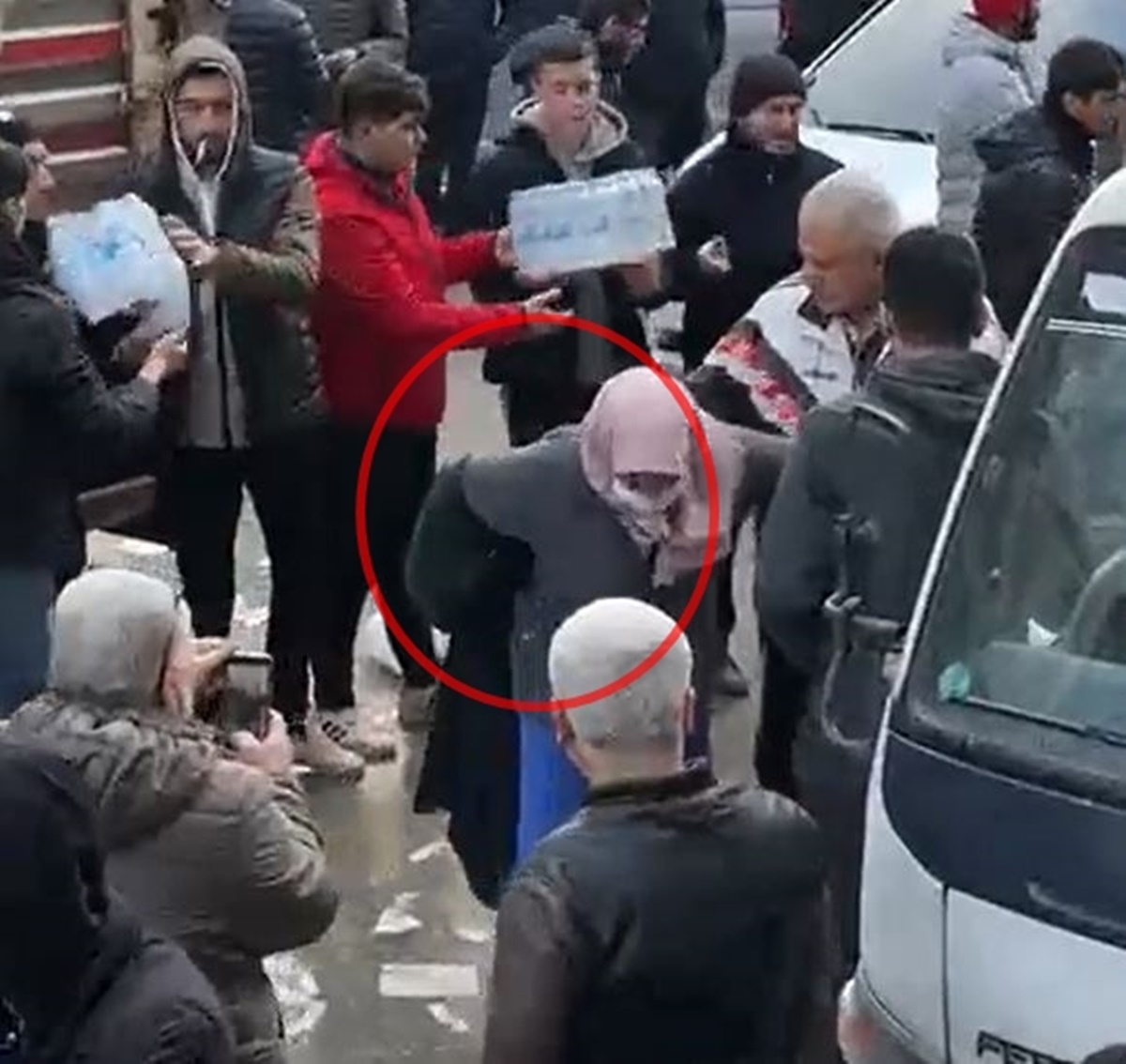 elimde-sadece-bu-var-deyip-uzerindeki-pardosuyu-yardim-toplayan-gorevliye-verdi-1