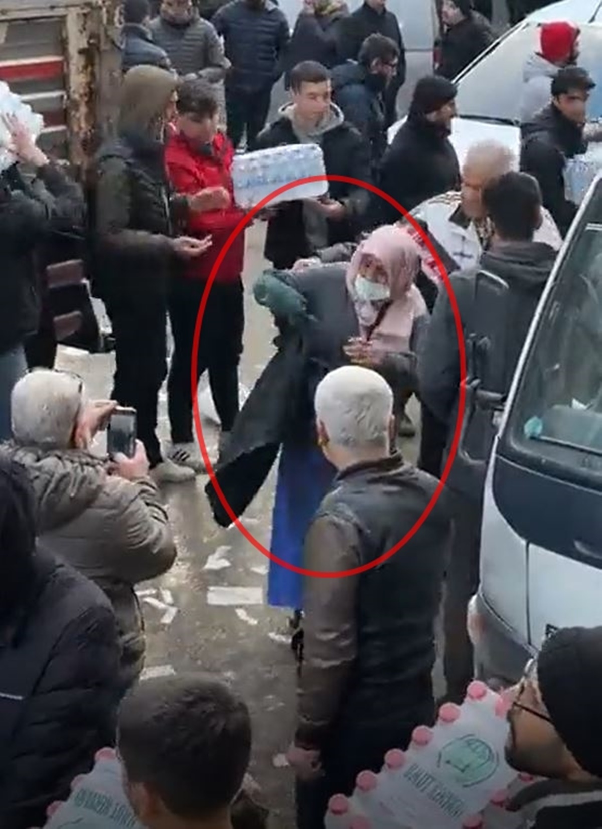 elimde-sadece-bu-var-deyip-uzerindeki-pardosuyu-yardim-toplayan-gorevliye-verdi-2