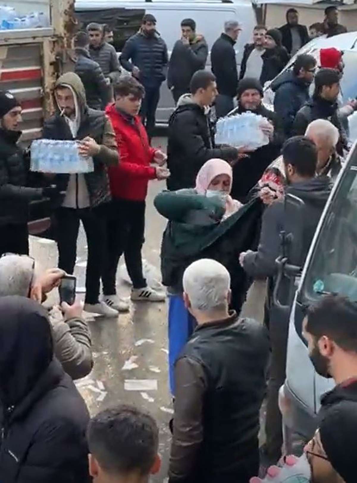 elimde-sadece-bu-var-deyip-uzerindeki-pardosuyu-yardim-toplayan-gorevliye-verdi-3