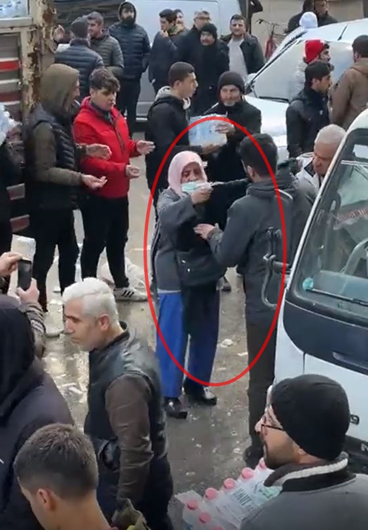 elimde-sadece-bu-var-deyip-uzerindeki-pardosuyu-yardim-toplayan-gorevliye-verdi-4