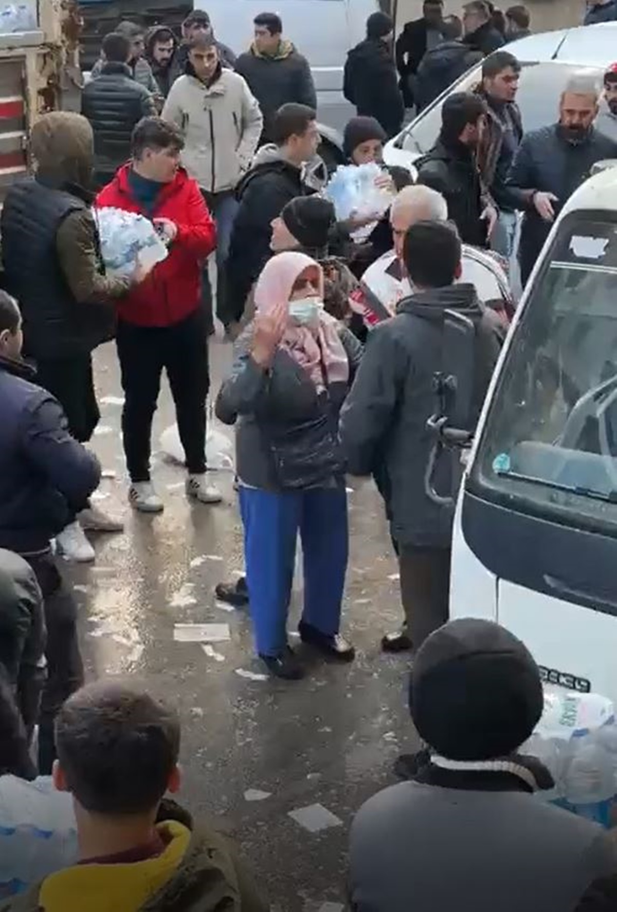 elimde-sadece-bu-var-deyip-uzerindeki-pardosuyu-yardim-toplayan-gorevliye-verdi-5