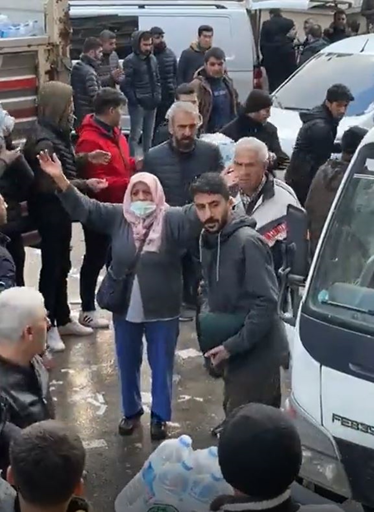 elimde-sadece-bu-var-deyip-uzerindeki-pardosuyu-yardim-toplayan-gorevliye-verdi-6