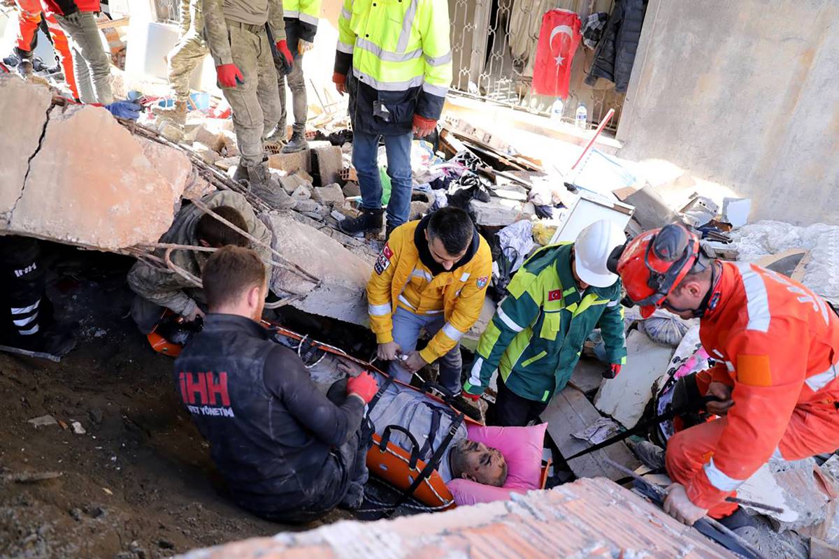 deprem-arama-kurtarma-calismalari-2