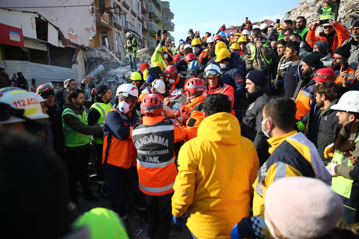 deprem-arama-kurtarma-calismalari-3