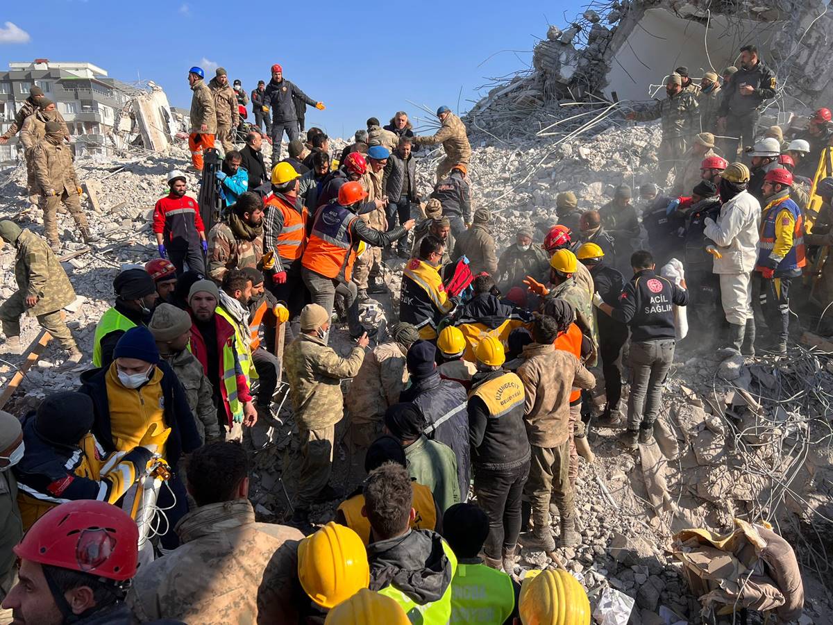 deprem-arama-kurtarma-calismalari-4