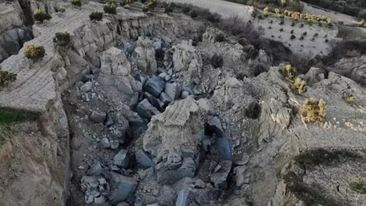 depremden-sonra-yer-yarildi-1