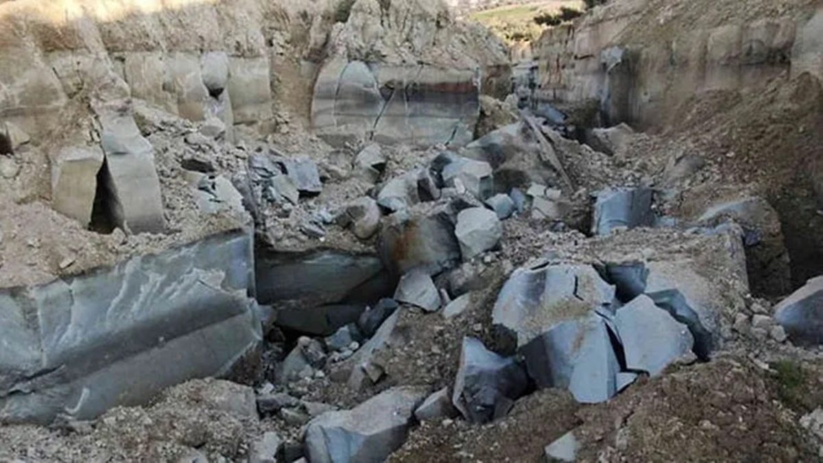 depremden-sonra-yer-yarildi-3