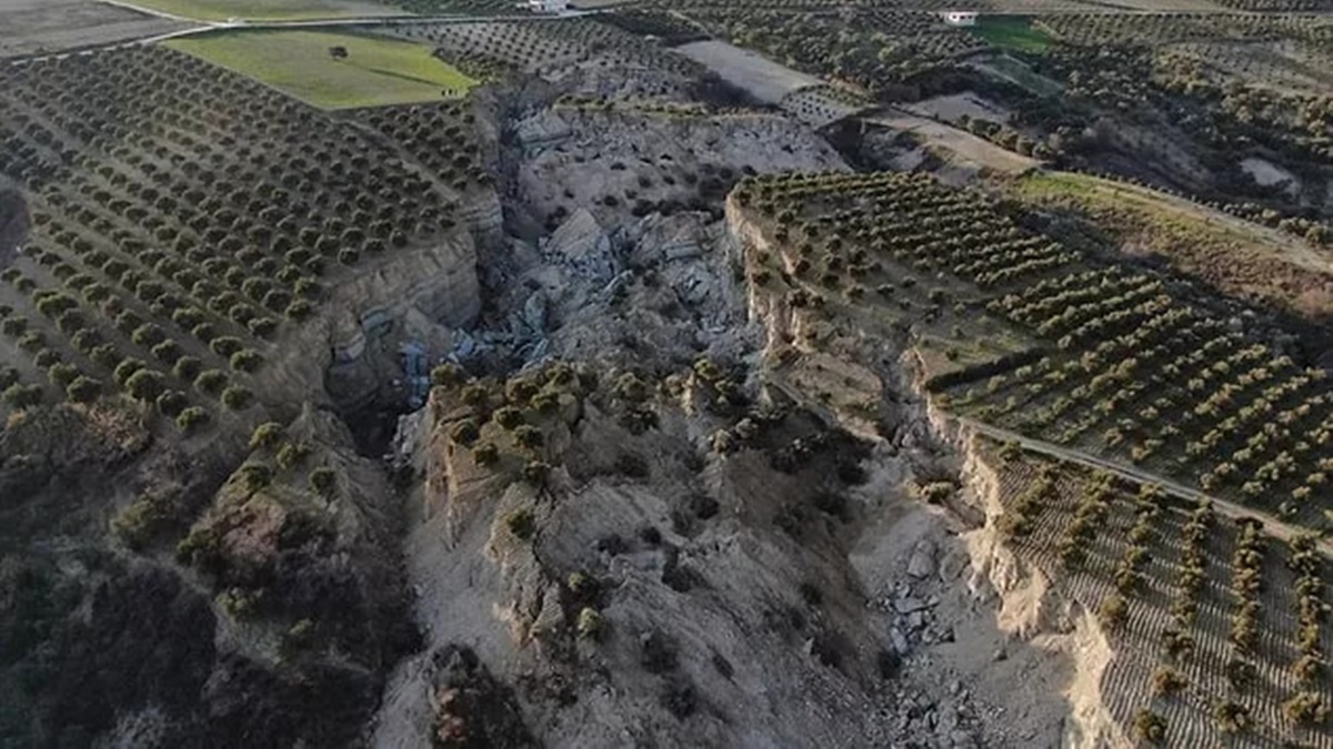 depremden-sonra-yer-yarildi-4