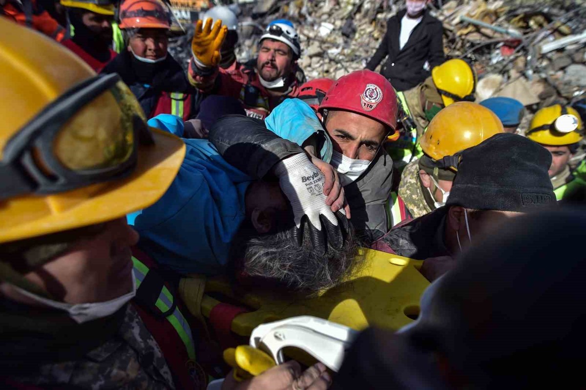 enkazdan-cikarilan-biri-ne-yer-icer