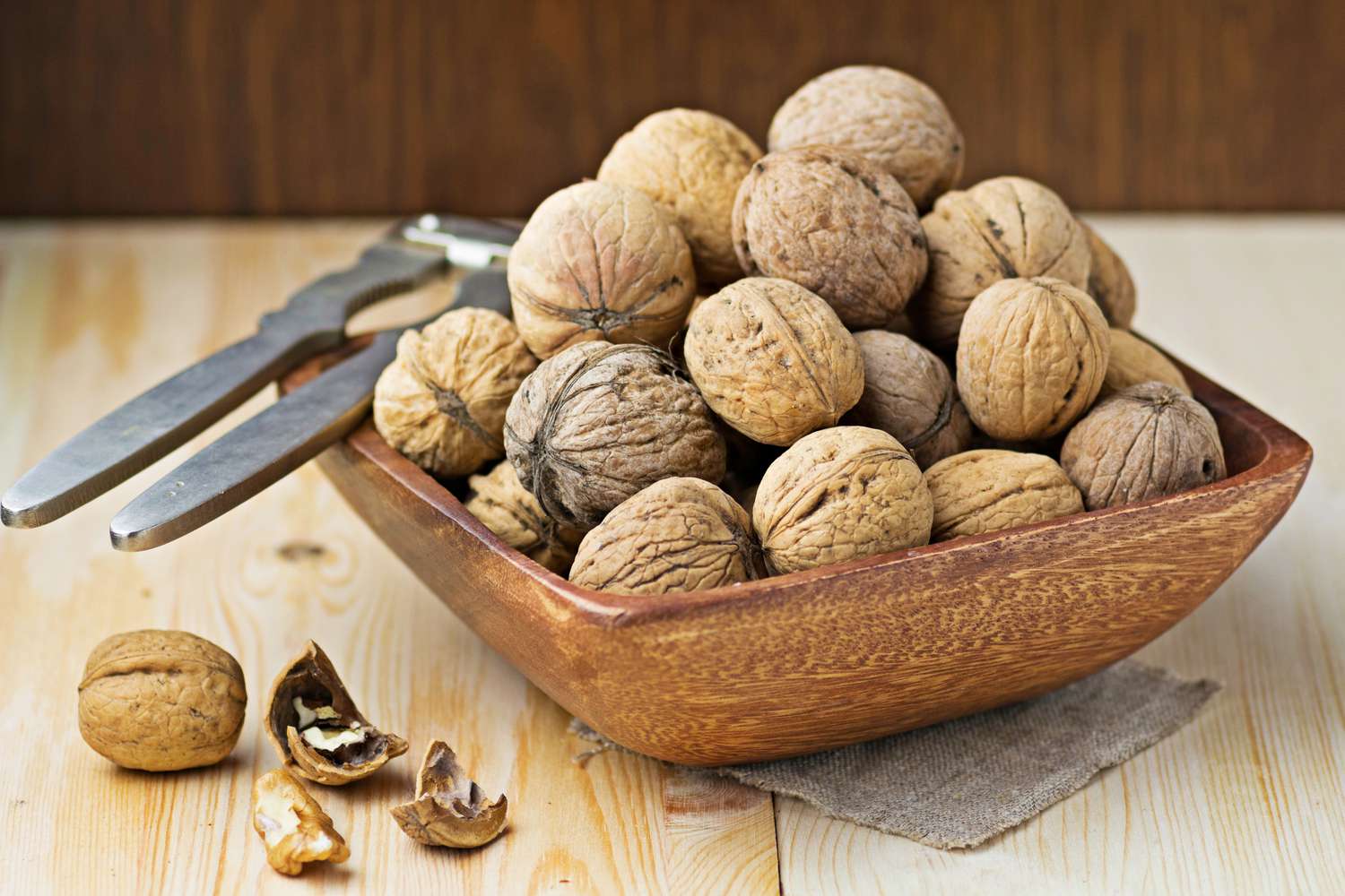 walnuts-in-wooden-bowl-553359455-588a1f383df78caebcc4cbcd