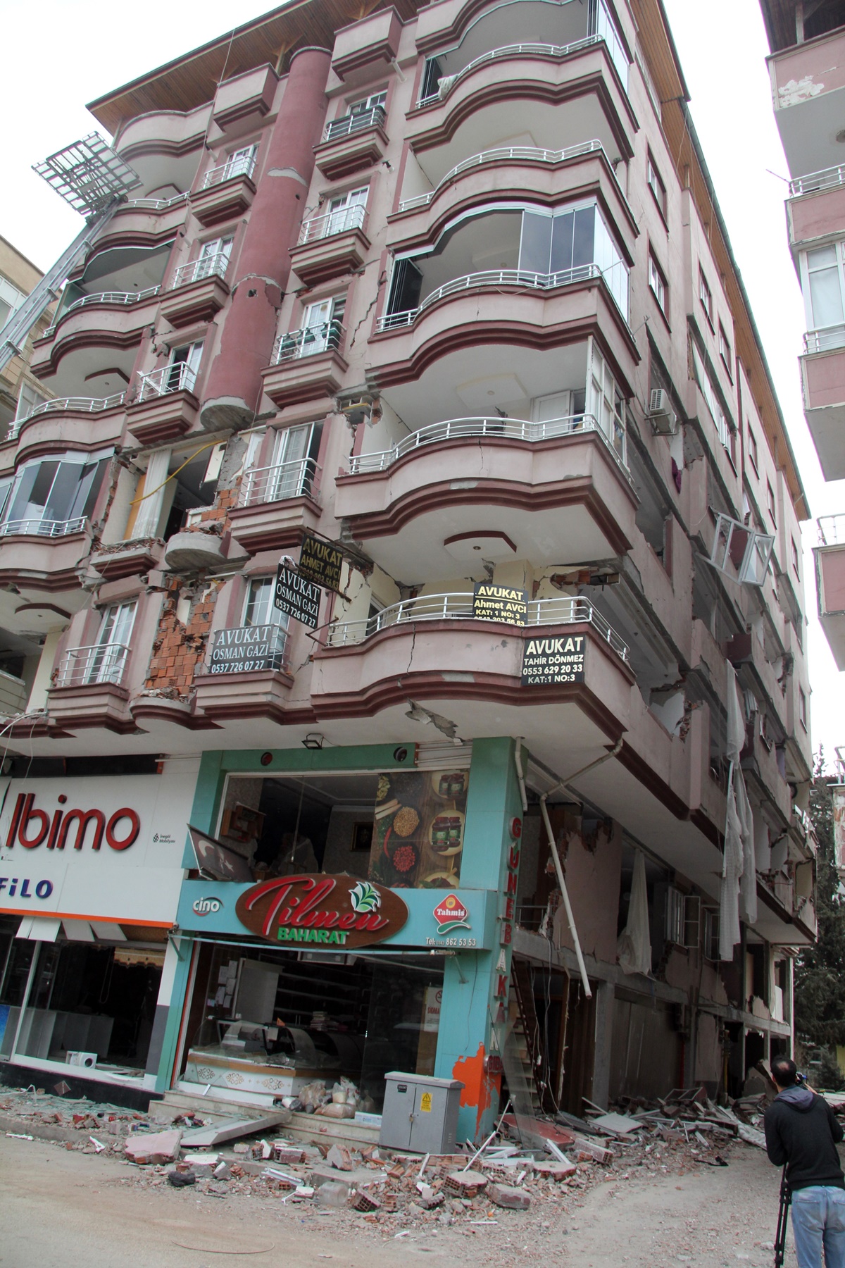 60-kisiyi-kurtardi-dusen-duvarin-altinda-kalarak-hayatini-kaybetti-1