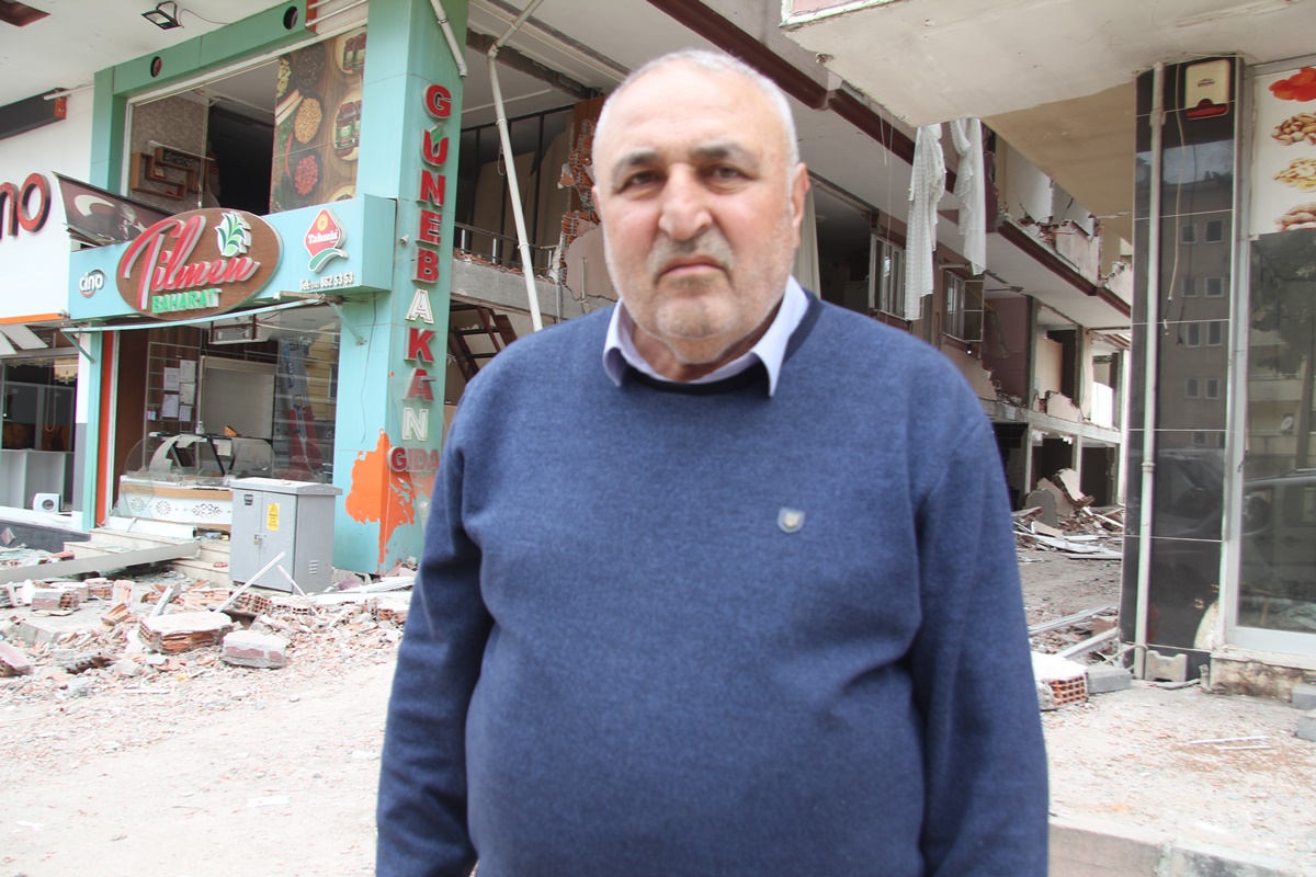 60-kisiyi-kurtardi-dusen-duvarin-altinda-kalarak-hayatini-kaybetti-5