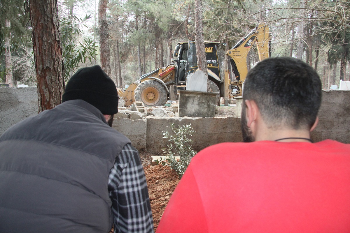 60-kisiyi-kurtardi-dusen-duvarin-altinda-kalarak-hayatini-kaybetti-7