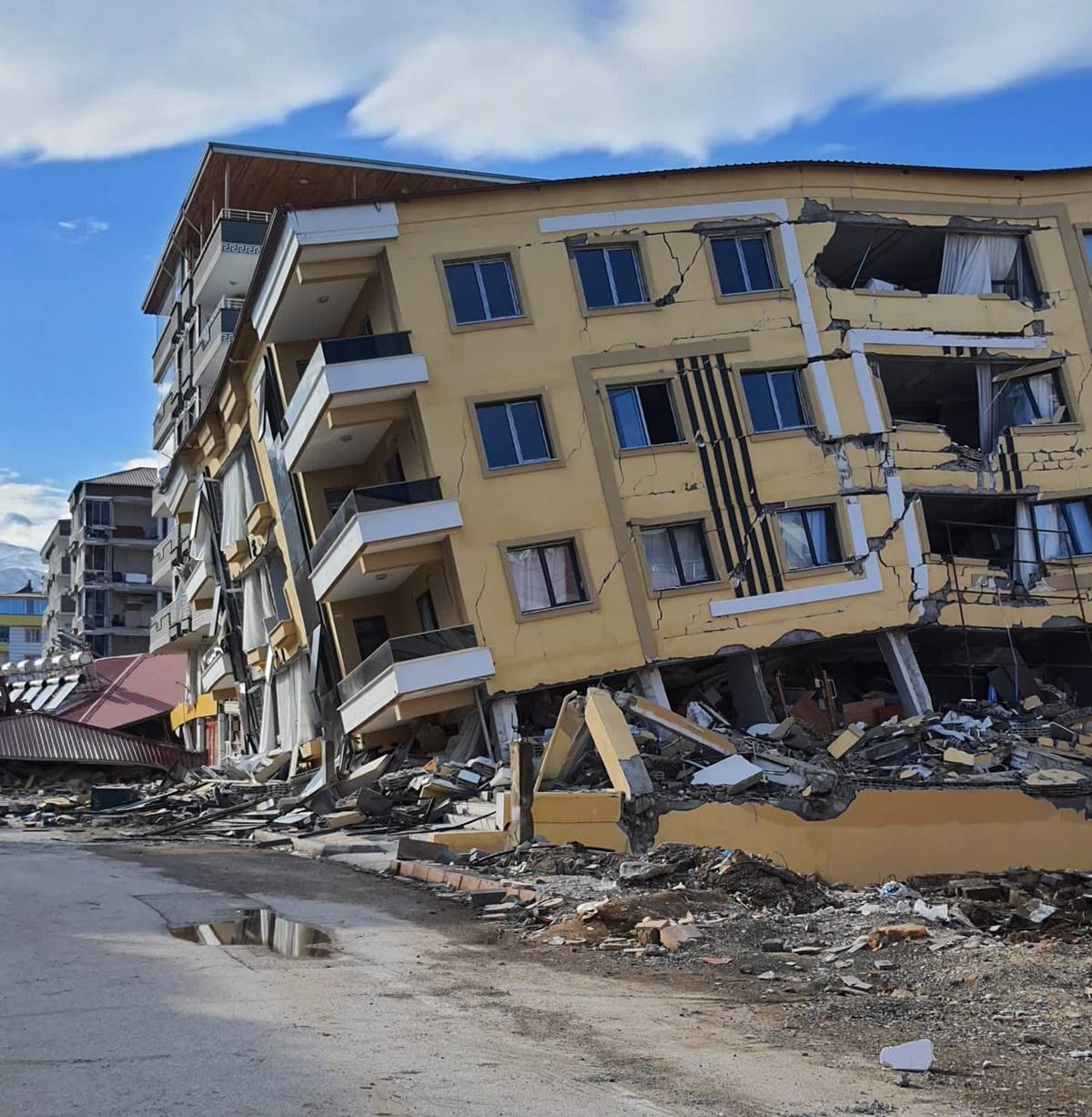 yikilan-binalarin-muteahhitleri-1