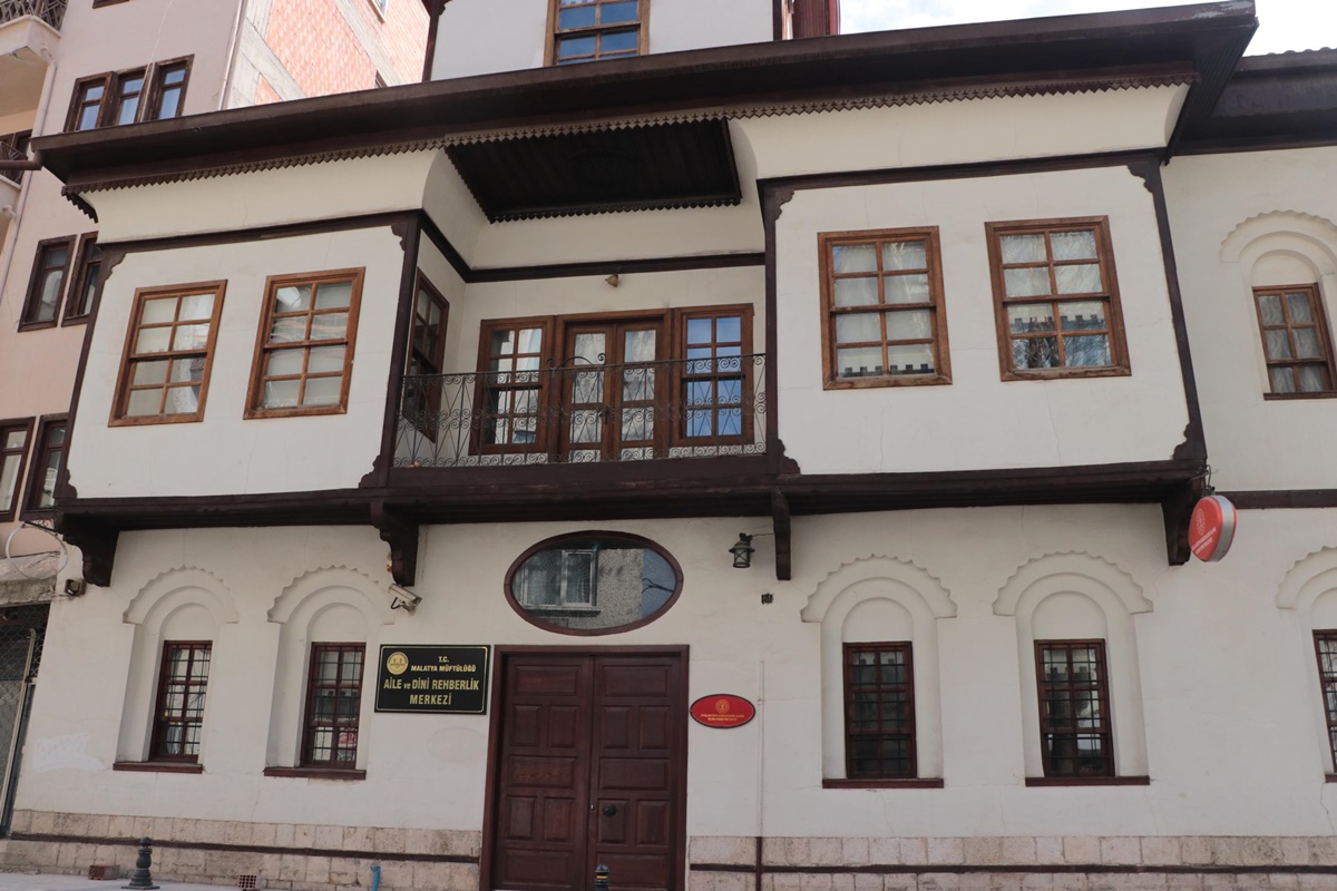 tarihi-beskonaklar-dimdik-ayakta-ayni-sokaktaki-diger-binalar-yikildi-1