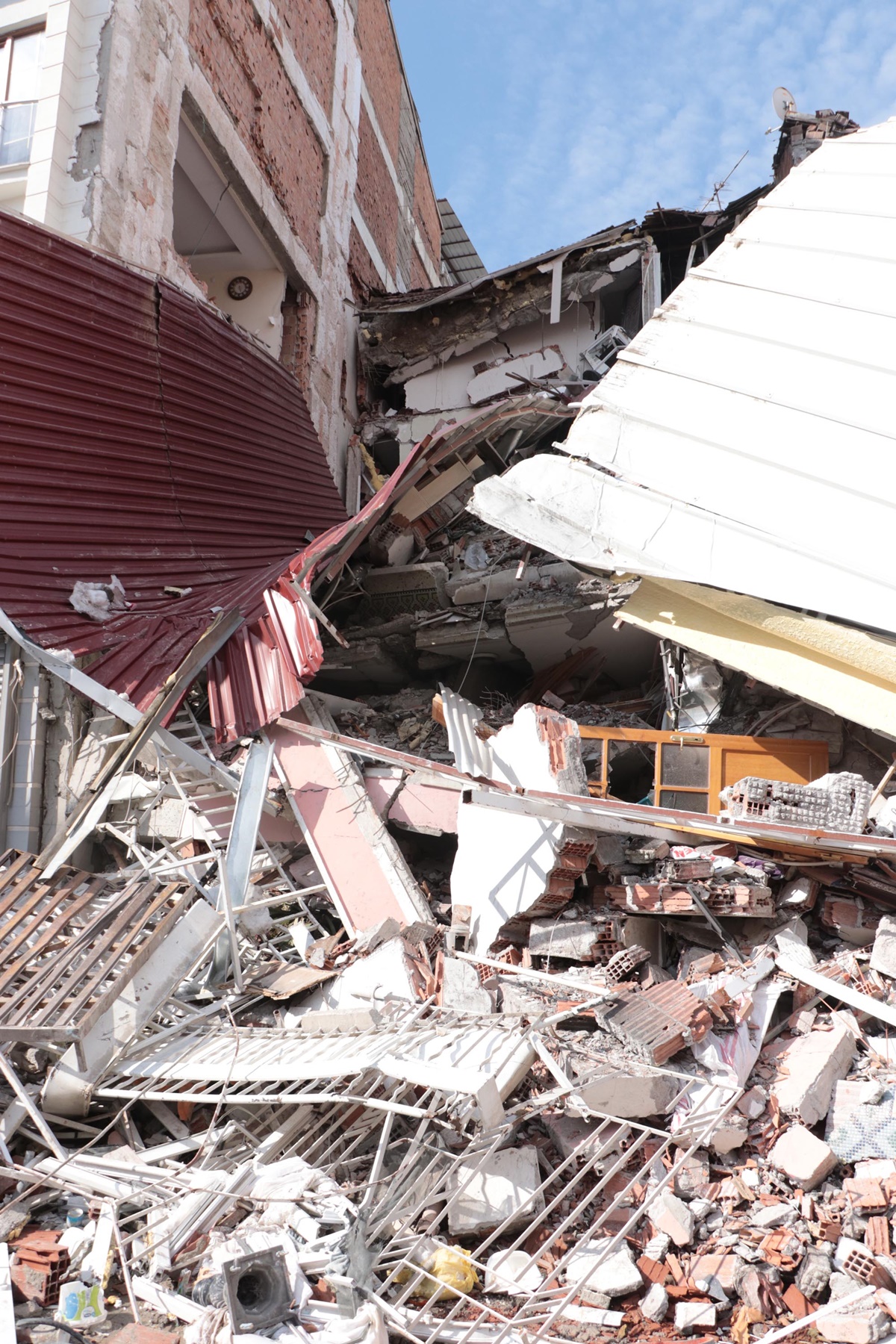 tarihi-beskonaklar-dimdik-ayakta-ayni-sokaktaki-diger-binalar-yikildi-12