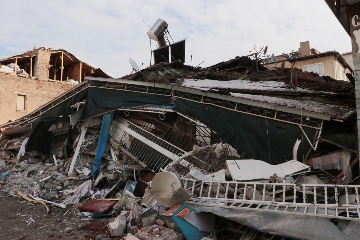 tarihi-beskonaklar-dimdik-ayakta-ayni-sokaktaki-diger-binalar-yikildi-13