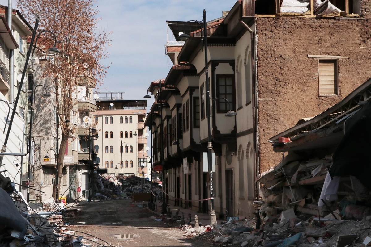 tarihi-beskonaklar-dimdik-ayakta-ayni-sokaktaki-diger-binalar-yikildi-14