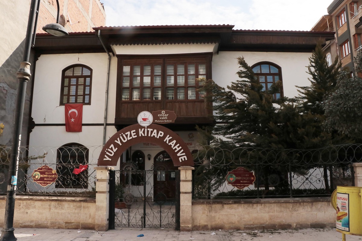 tarihi-beskonaklar-dimdik-ayakta-ayni-sokaktaki-diger-binalar-yikildi-15