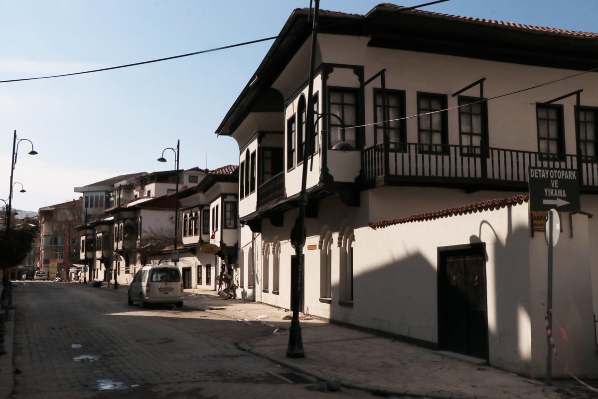 tarihi-beskonaklar-dimdik-ayakta-ayni-sokaktaki-diger-binalar-yikildi-16