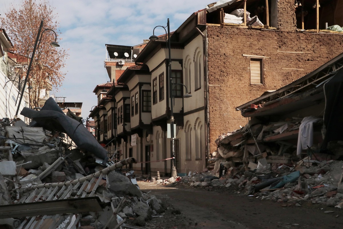 tarihi-beskonaklar-dimdik-ayakta-ayni-sokaktaki-diger-binalar-yikildi-2