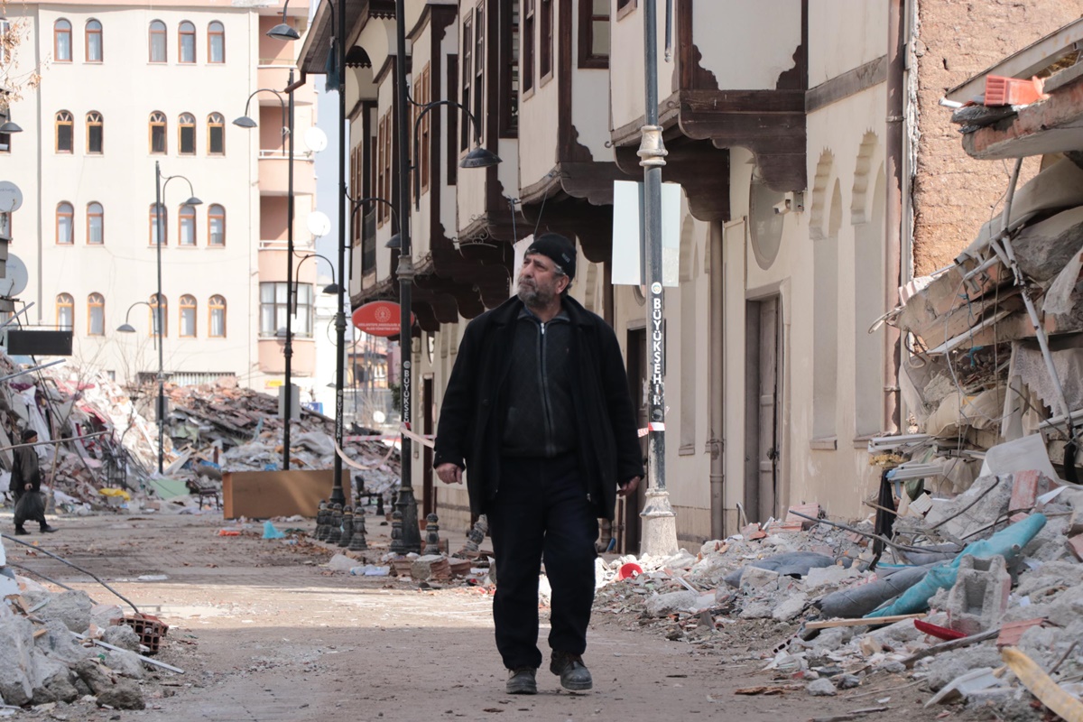 tarihi-beskonaklar-dimdik-ayakta-ayni-sokaktaki-diger-binalar-yikildi-4