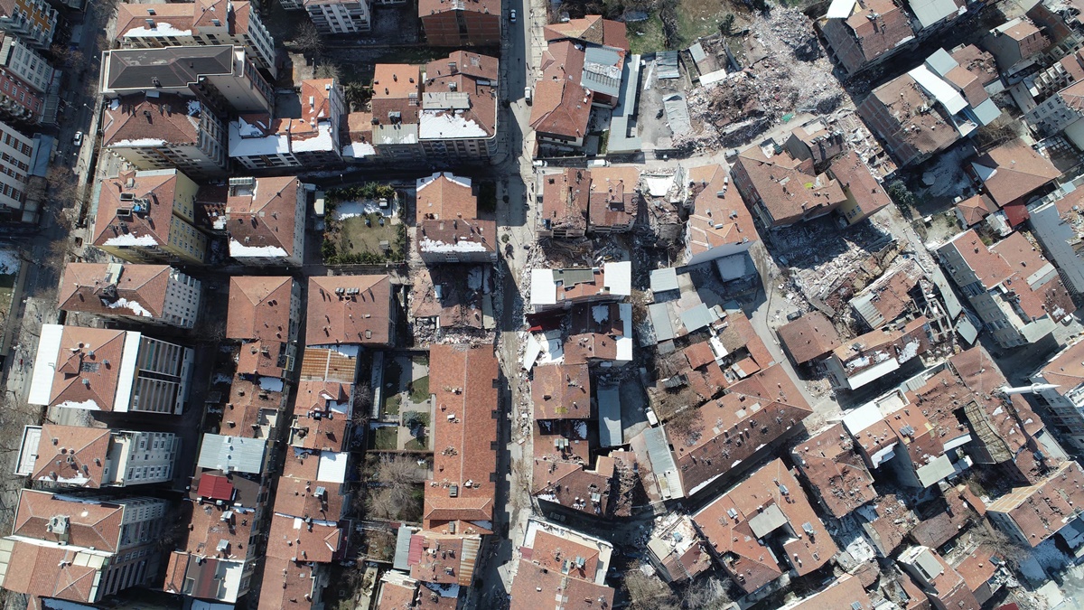 tarihi-beskonaklar-dimdik-ayakta-ayni-sokaktaki-diger-binalar-yikildi-7