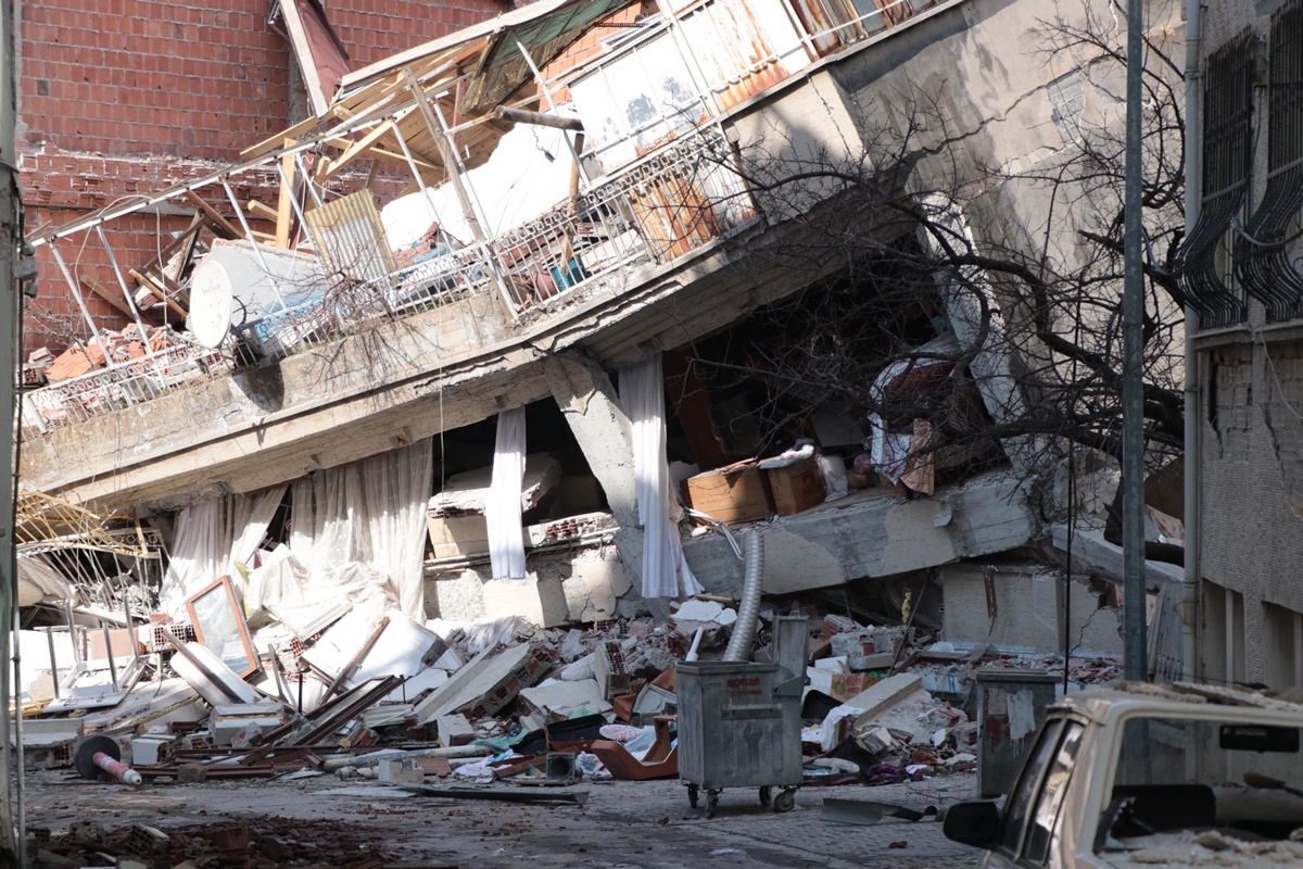 tarihi-beskonaklar-dimdik-ayakta-ayni-sokaktaki-diger-binalar-yikildi-8