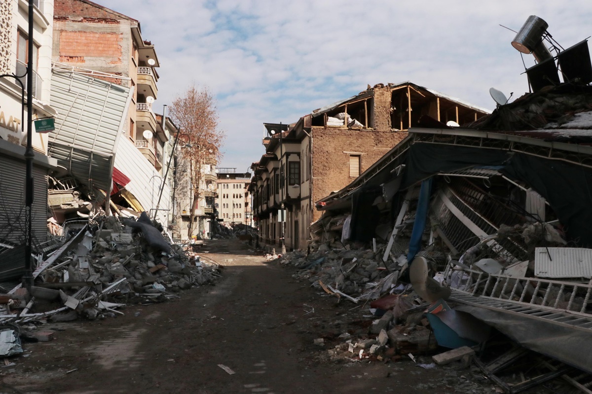 tarihi-beskonaklar-dimdik-ayakta-ayni-sokaktaki-diger-binalar-yikildi-9