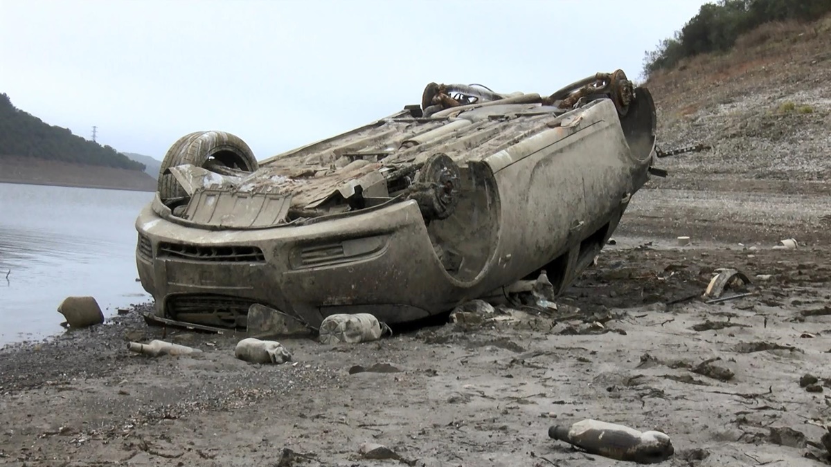 alibey-barajinda-su-cekilince-otomobil-ortaya-cikti-4