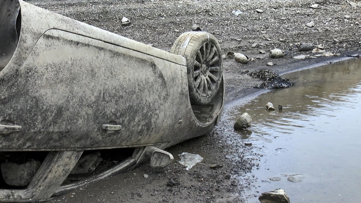 alibey-barajinda-su-cekilince-otomobil-ortaya-cikti-5