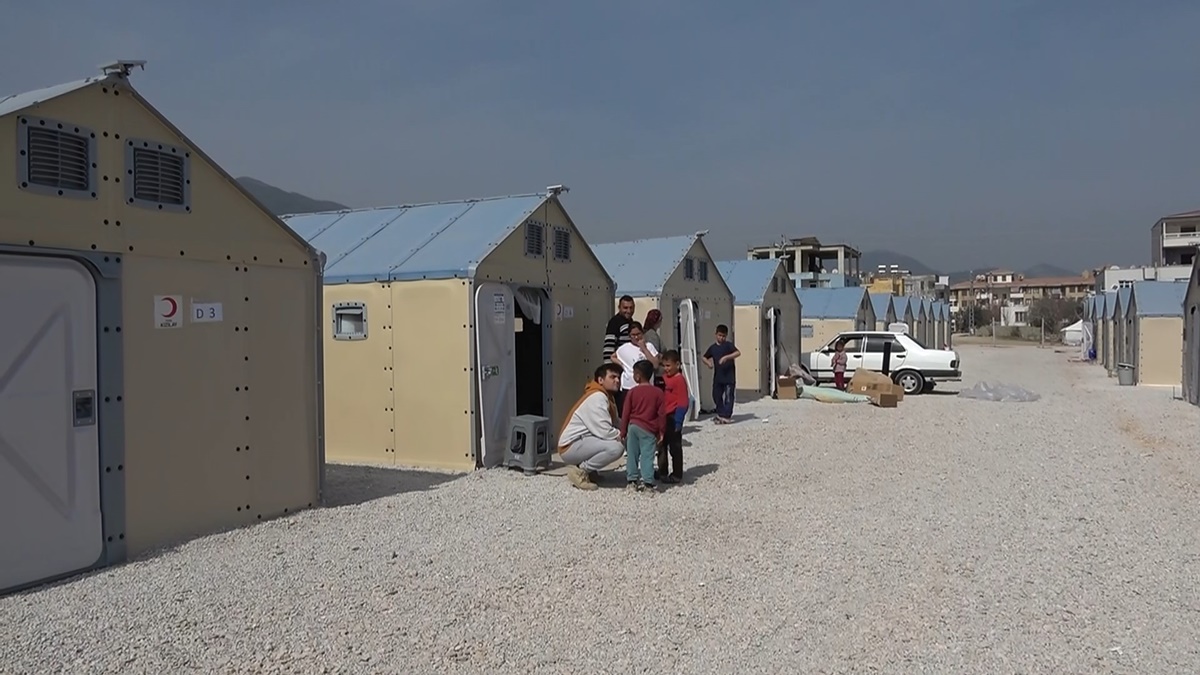 deprem-bolgesi-isvec-cadirlari-1