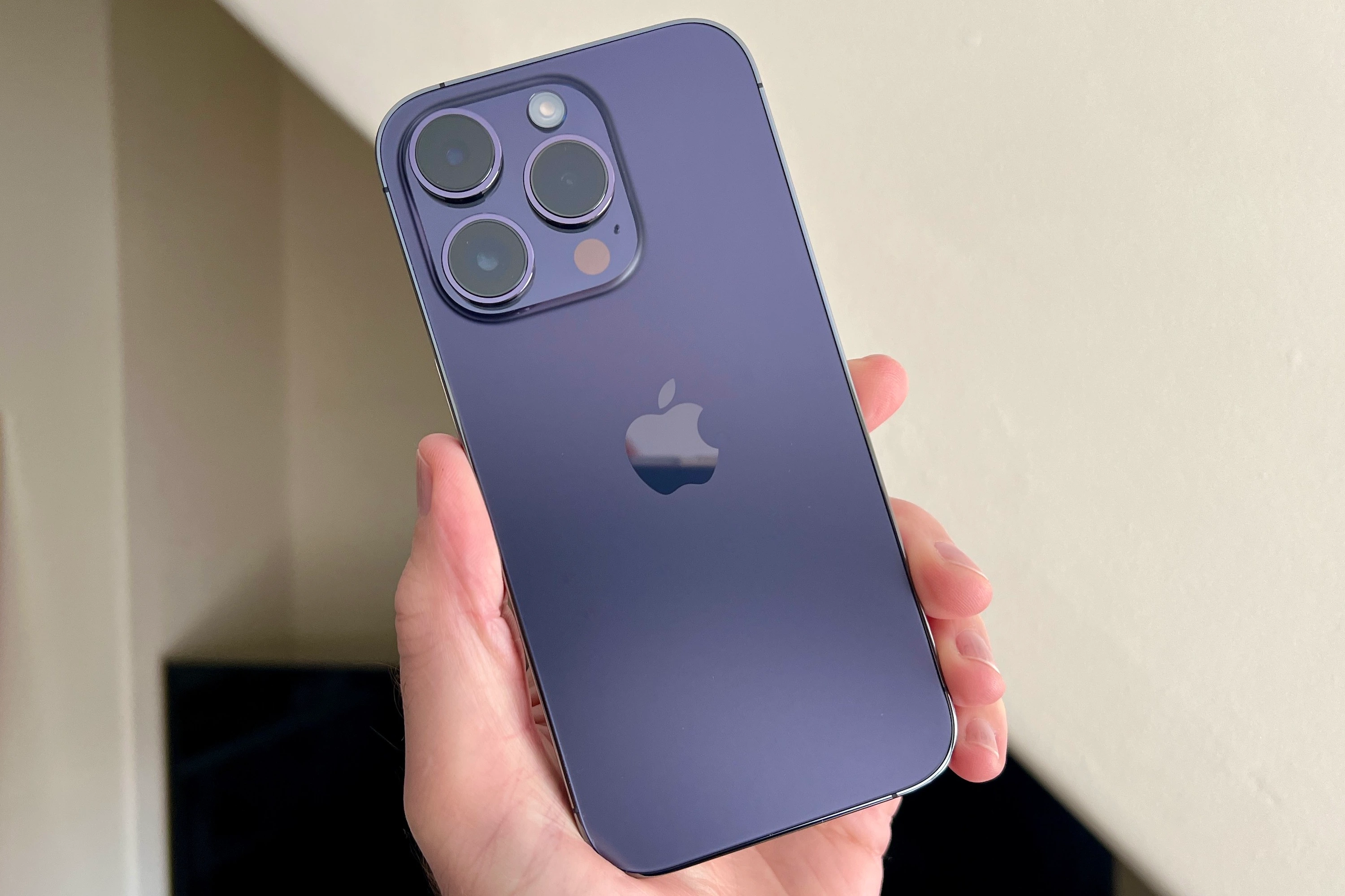 iphone-14-pro-back-purple-hand