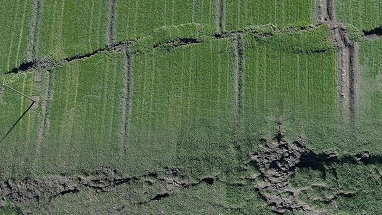 kahramanmarasta-fay-kiriklari-havadan-goruntulendi-kilometrelerce-uzunlukta