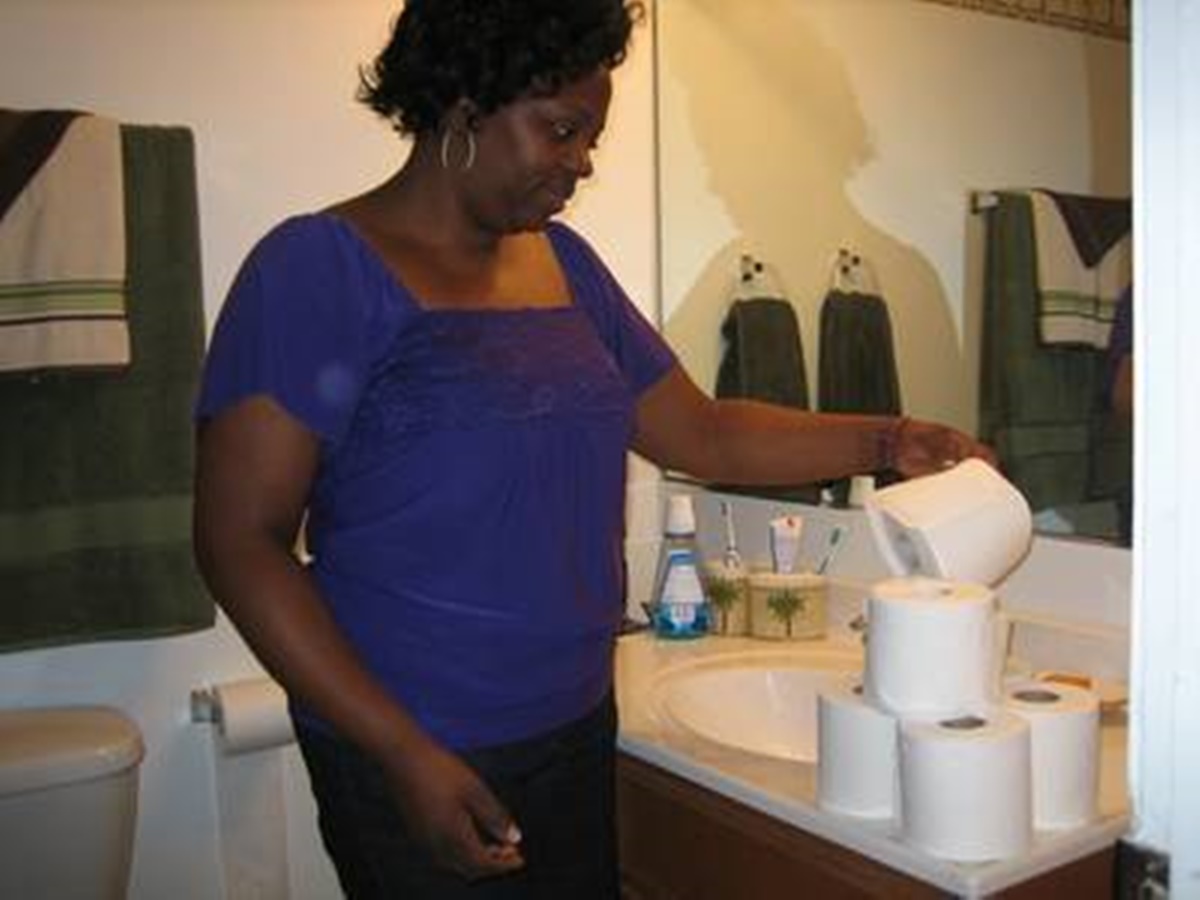 tuvalet-kagidi-yiyen-kadin-3