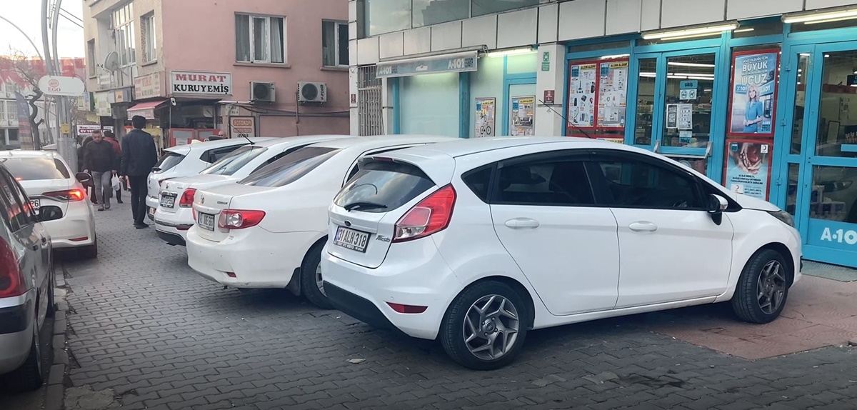 arabalarin-uzerine-cop-dokup-cizdi-3