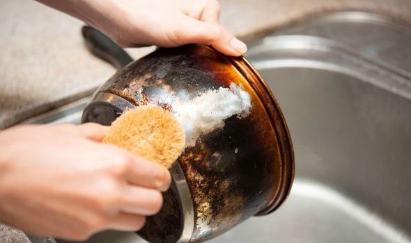 how-to-clean-a-burnt-saucepan-1397275.jpg