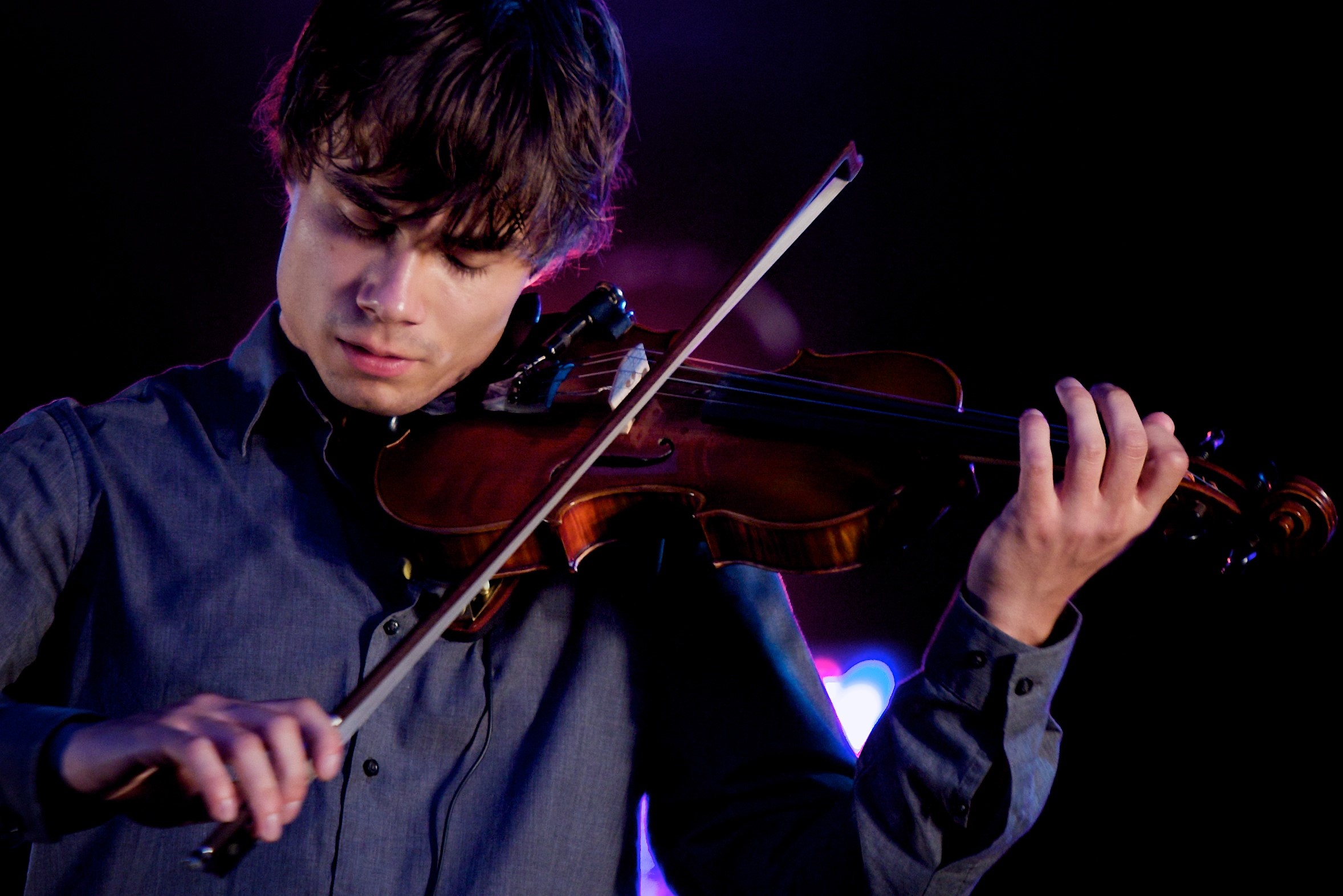 703237-alexander-rybak-violin