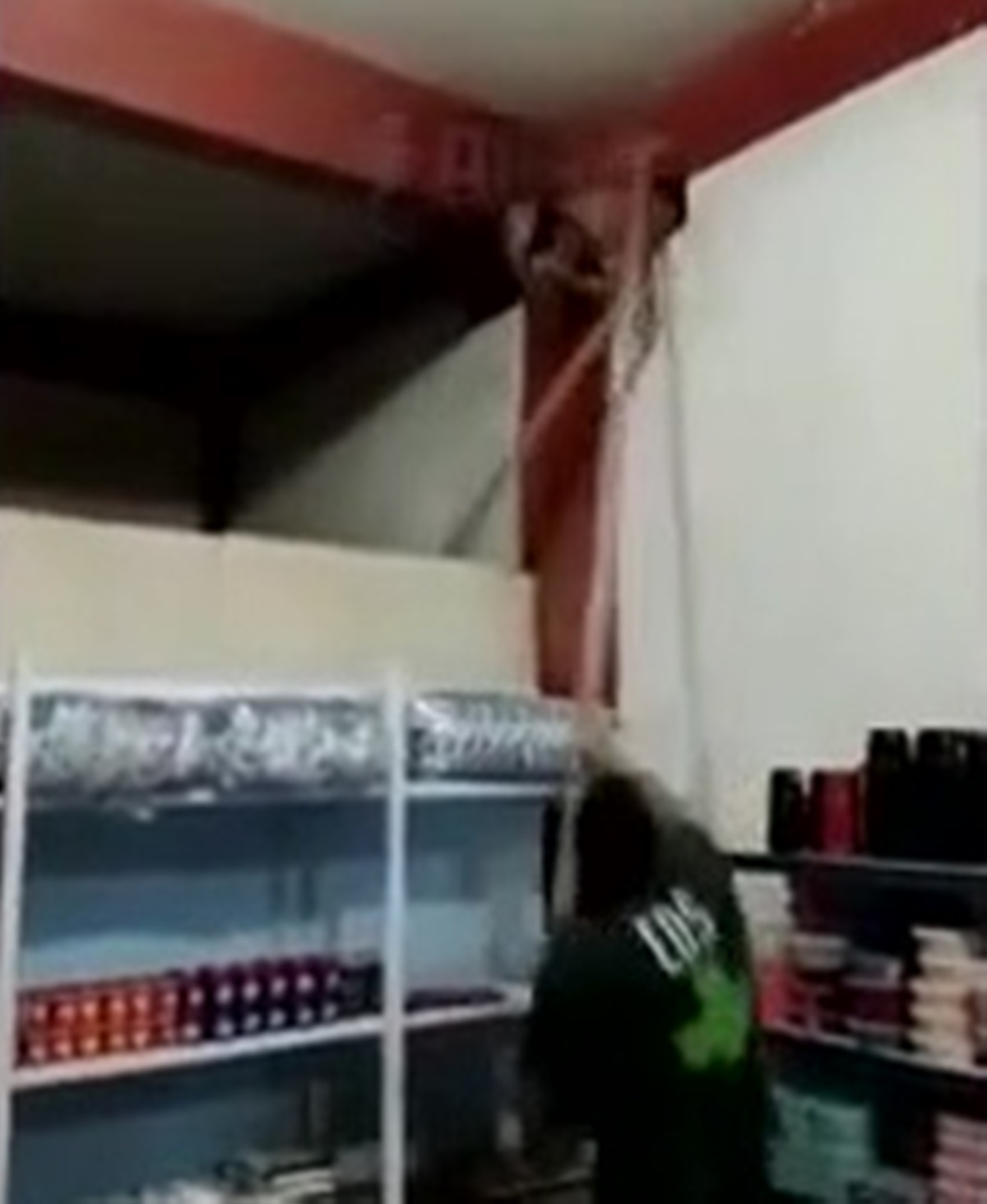 marketi-soymaya-calisan-hirsiz-delikte-sikisti-2