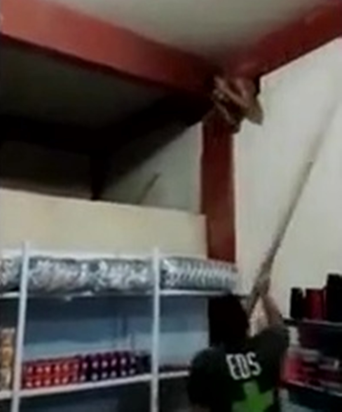 marketi-soymaya-calisan-hirsiz-delikte-sikisti-3