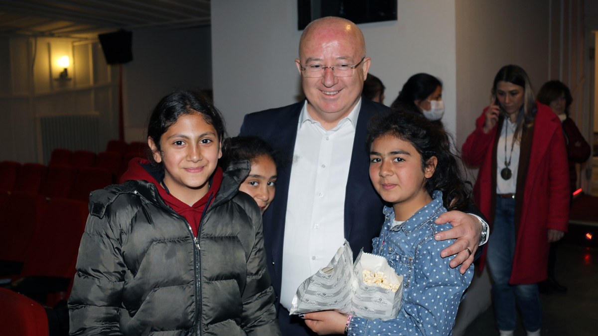 mentese-belediyesi-depremzede-cocuklara-moral-oldu-3